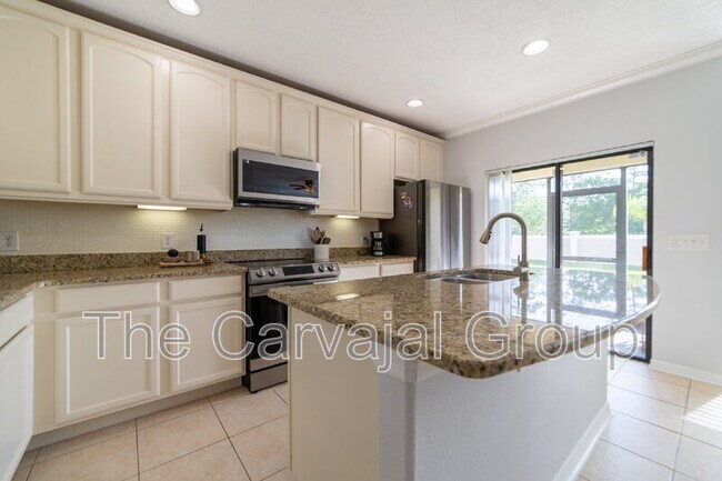 Building Photo - 2210 Seven Oaks Dr