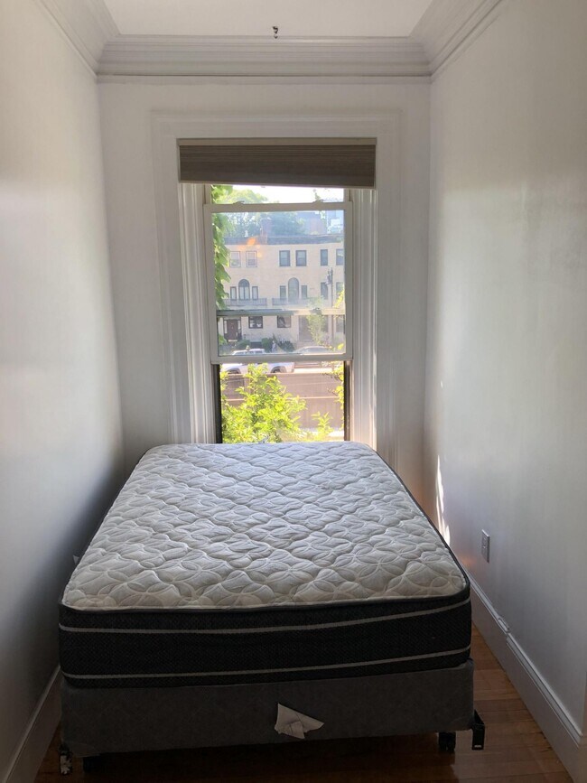 Building Photo - 918 Beacon St