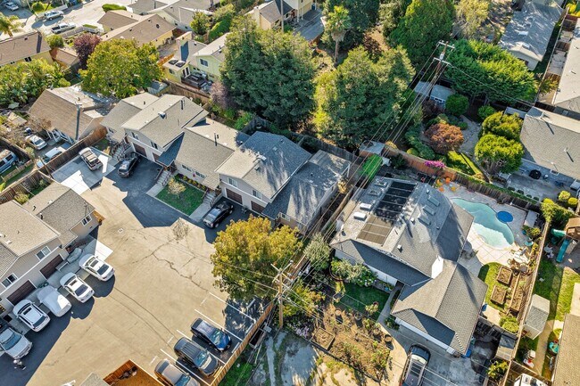 Building Photo - Bright & Beautiful 2BR Apartment Near Plea...