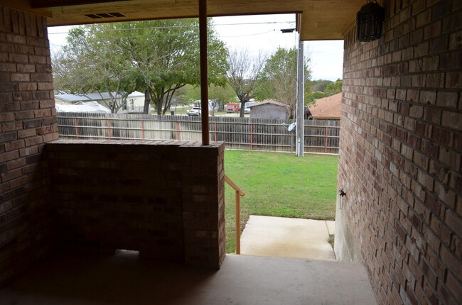 Building Photo - 912Rebecca