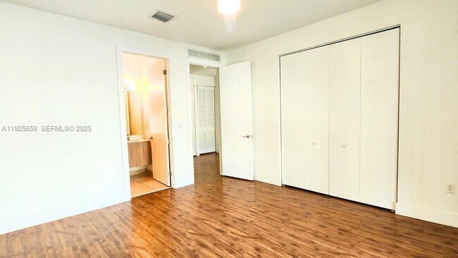 Building Photo - 460 NE 35th Ct