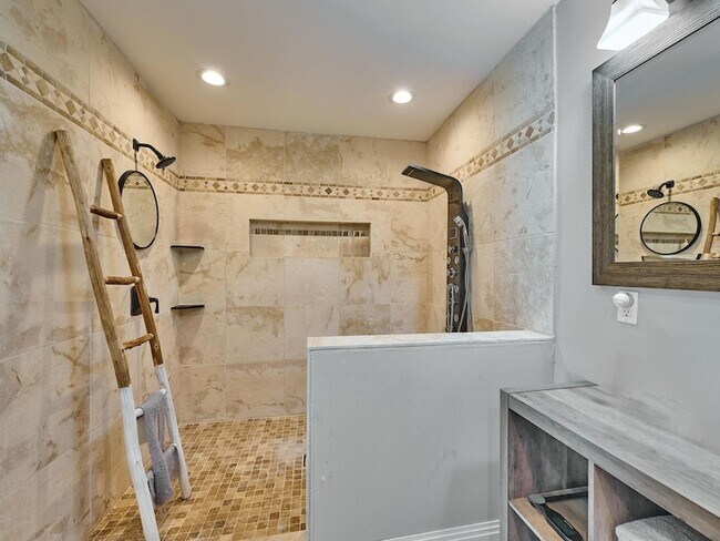 Building Photo - 2810 NE 48th Ct
