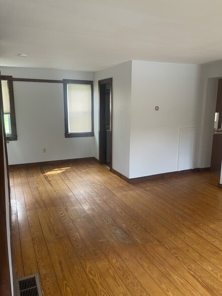Building Photo - 117 River St