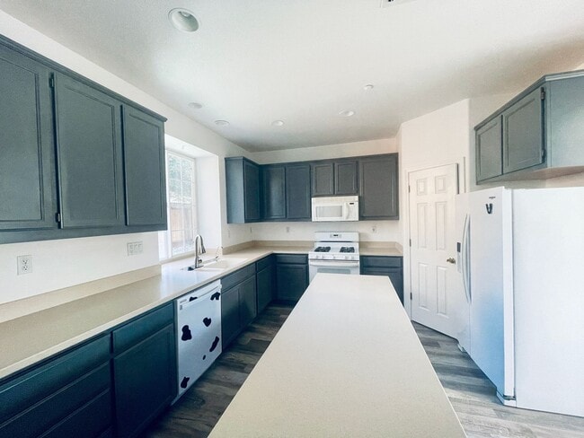 Building Photo - Stunning SOLAR Home with Heated Pool / Spa...
