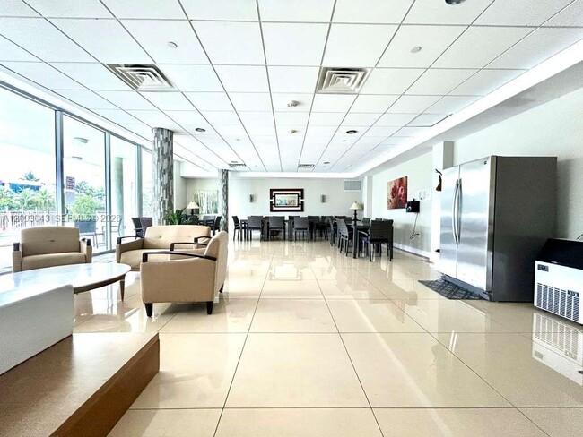 Building Photo - 9500 W Bay Harbor Dr