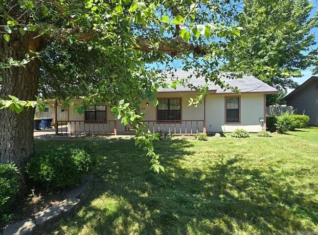 Primary Photo - 25 McArthur Dr