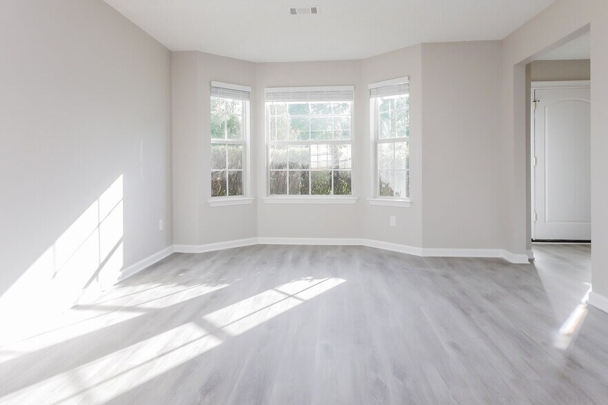 Building Photo - 1103 Village Oaks