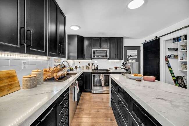 Building Photo - SILVER CREEK HORSE PROPERTY