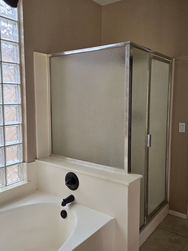 Building Photo - 3 Bedroom, 2 Bath with Den Available Now!