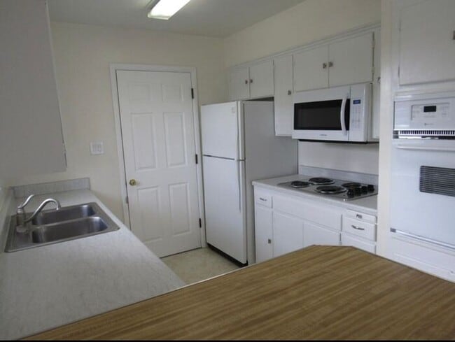 Building Photo - 1124 G St