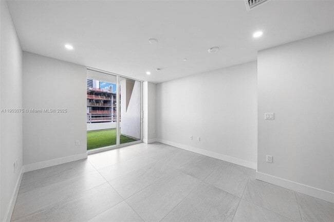 Building Photo - 555 NE 34th St