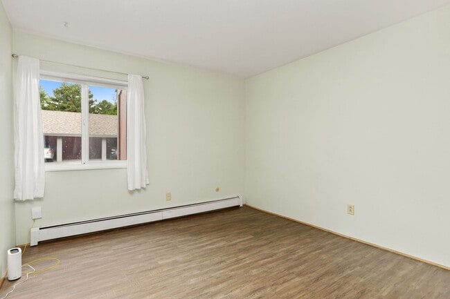 Building Photo - 2 Bedroom, 1 Bathroom Apartment, trash, water, and hot water heat included in rent.