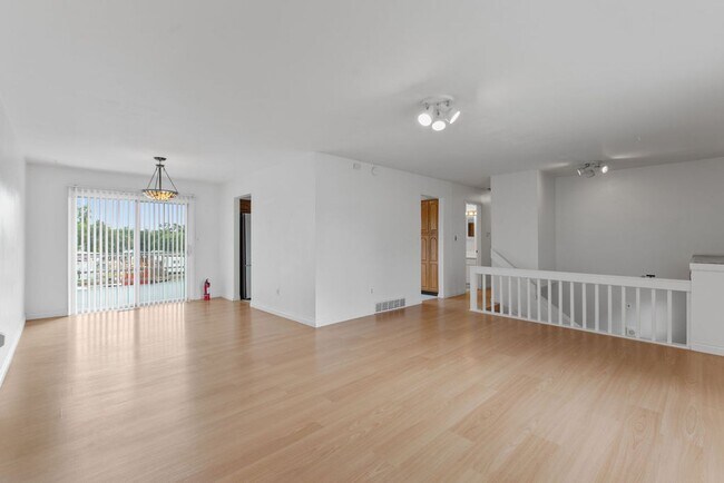 Building Photo - 5 Bedroom home with finished basement