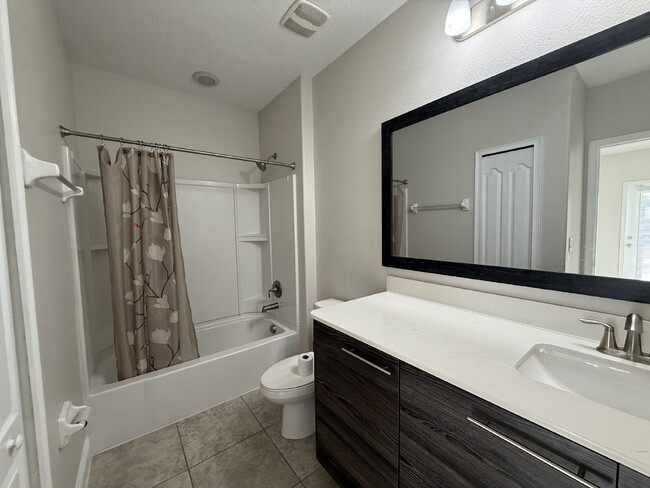 Building Photo - Charming 2-Bed, 2-Bath Townhouse Retreat o...