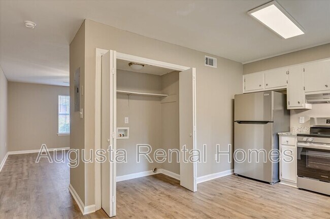 Building Photo - 142 Chalet N Blvd