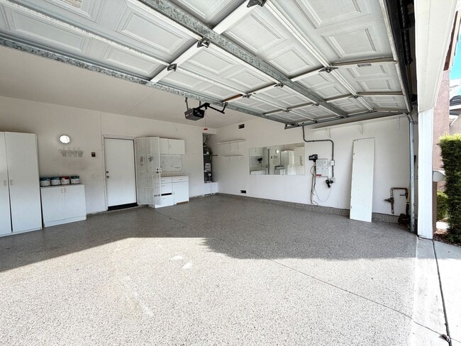 Building Photo - Move-In Ready 3 bedroom & 2.5 bathroom Home in the Gated Laurel Creek Community