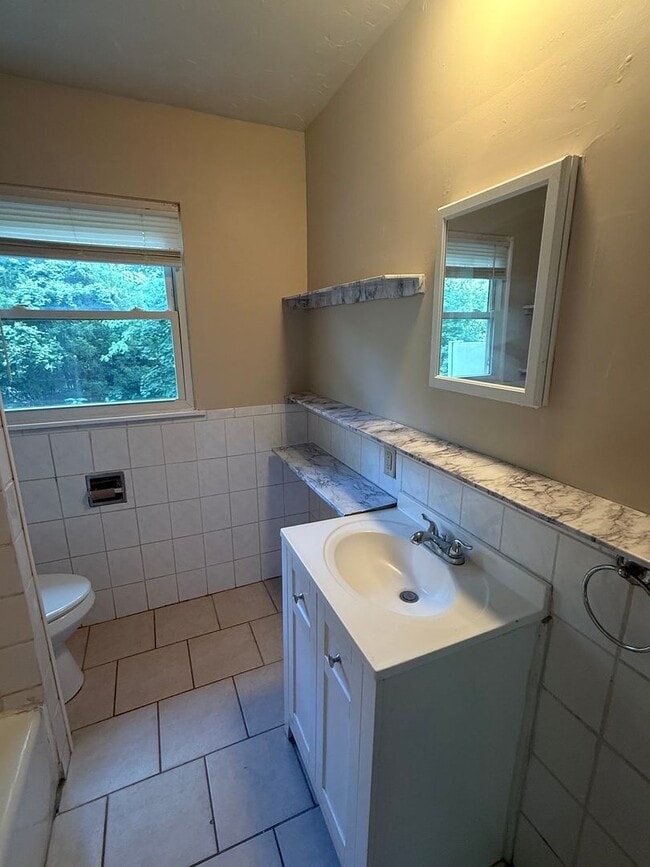 Building Photo - Nice tucked away home