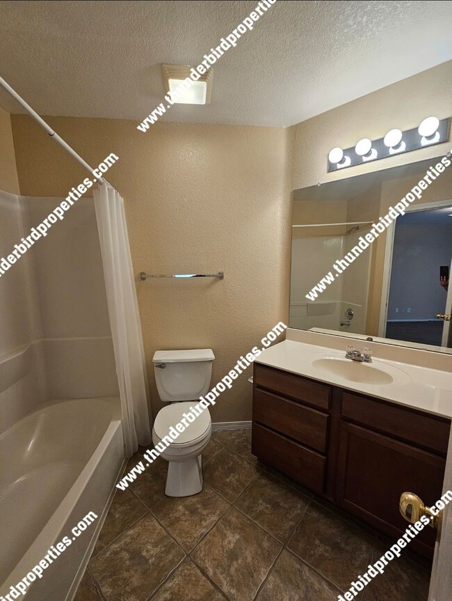 Building Photo - Located in a Gated community!!!