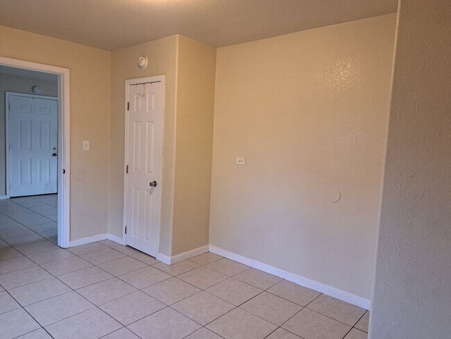 Building Photo - 805 Oildale Dr