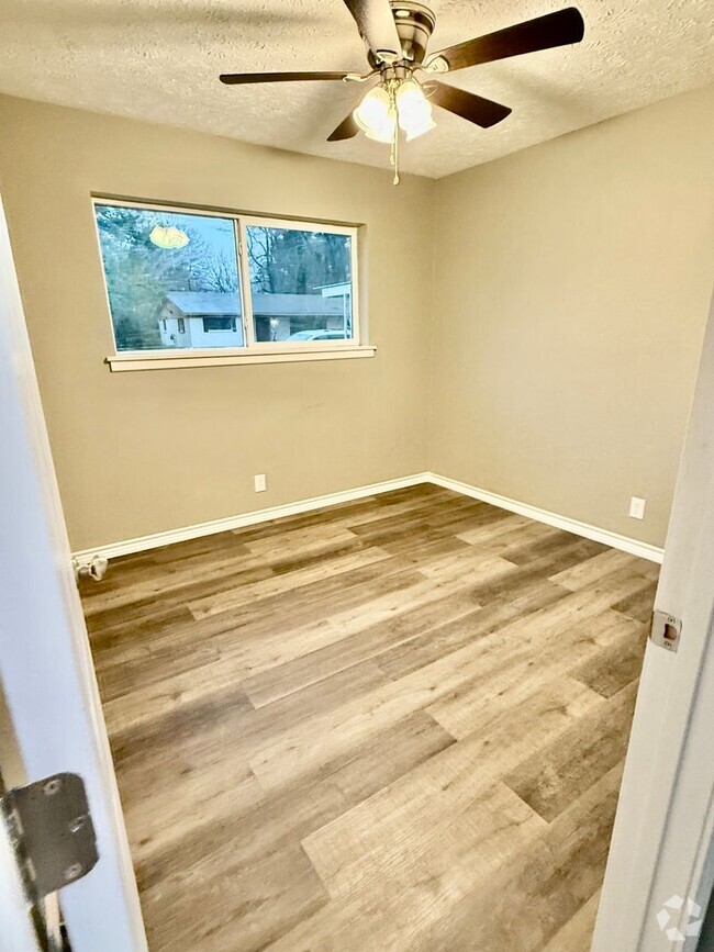 Building Photo - NOW AVAILABLE- 4/2 Completely Remodeled- N...