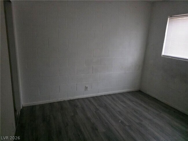 Building Photo - 595 S Royal Crest Cir