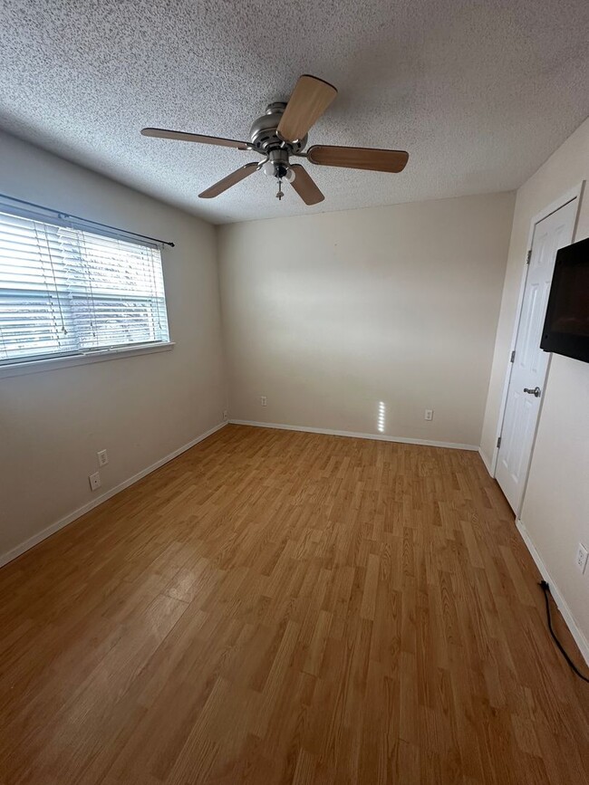 Building Photo - Spacious 2 Bed Condo! Fully Fence Backyard...