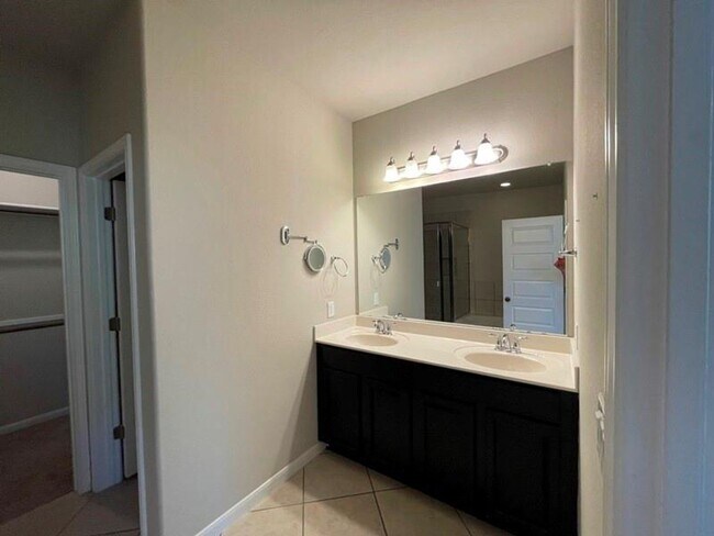 Building Photo - Fabulous 4-bedroom duplex in the heart of Lakeway!