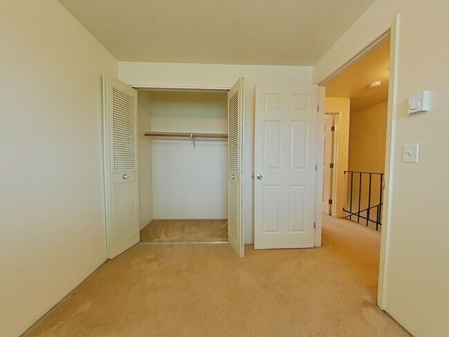 Building Photo - 2 Bedroom Apartment ~ Near 9th Street ~ Small Pet Friendly