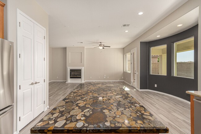 Building Photo - Anthem Highlands home with energy saving u...