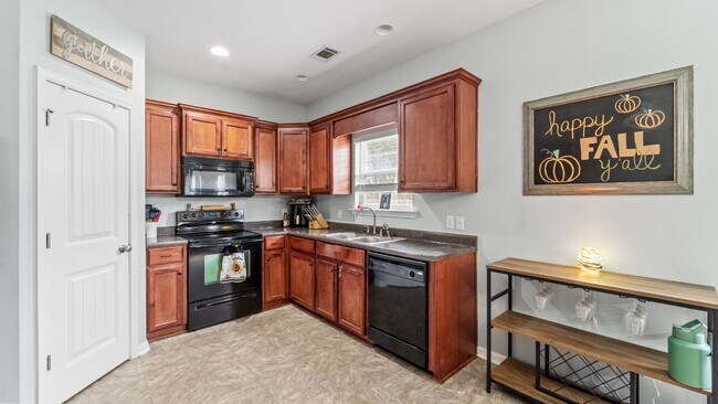 Building Photo - Spacious 3BR Home with Fenced Yard Near Ft. Stewart