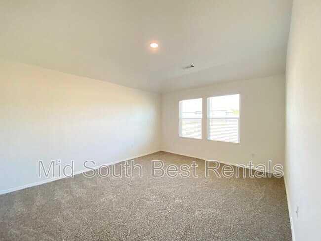 Building Photo - 52 Kelton Ln