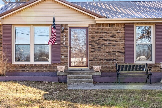 Building Photo - 233 Old Hopkinsville Hwy