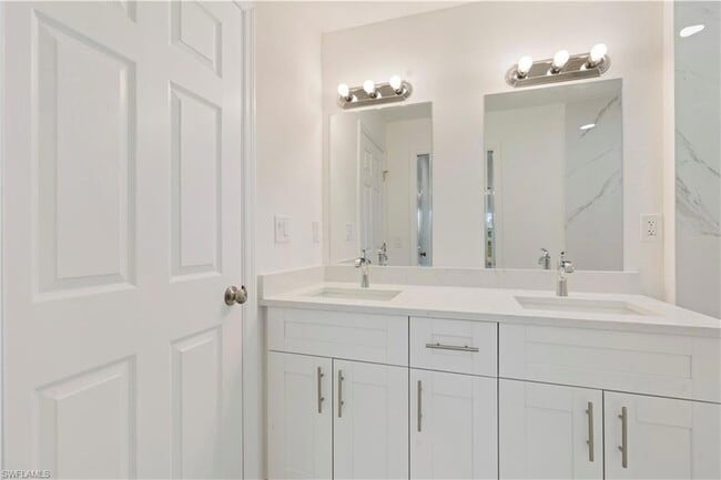 Building Photo - 732 Asher St E