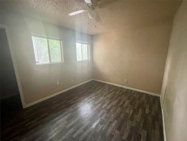 Building Photo - 702 Hargest St