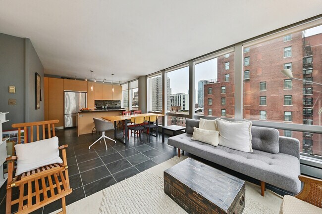 Building Photo - 1300 N Astor St