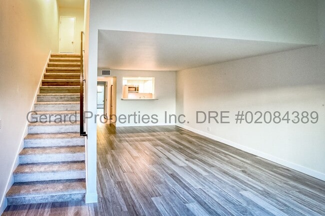 Building Photo - 3 bedroom Townhome with downstairs primary...