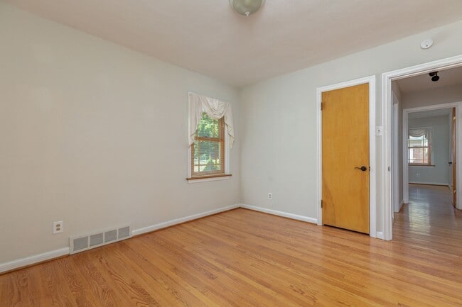 Building Photo - 2BD/2BATH Rockhill Home!