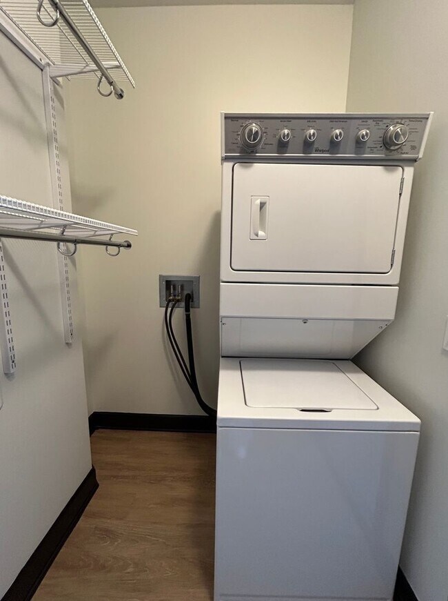 Building Photo - Adorable Studio Apartment in Downtown Omaha