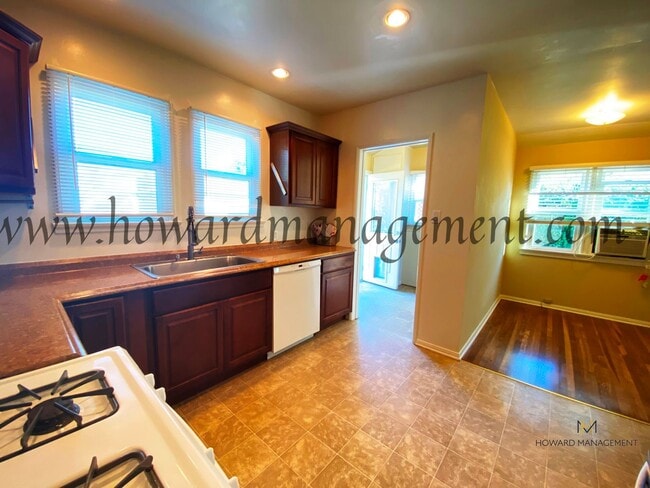 Building Photo - Lovely home with extra large backyard, con...