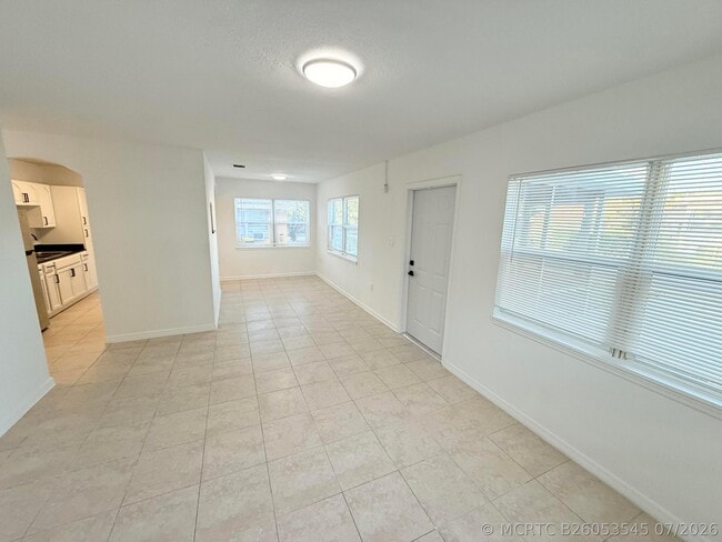 Building Photo - 912 SE Tarpon Ave