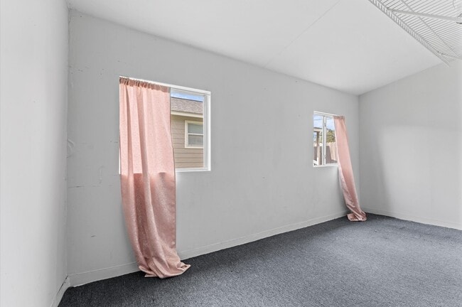 Building Photo - 2024 Jean St