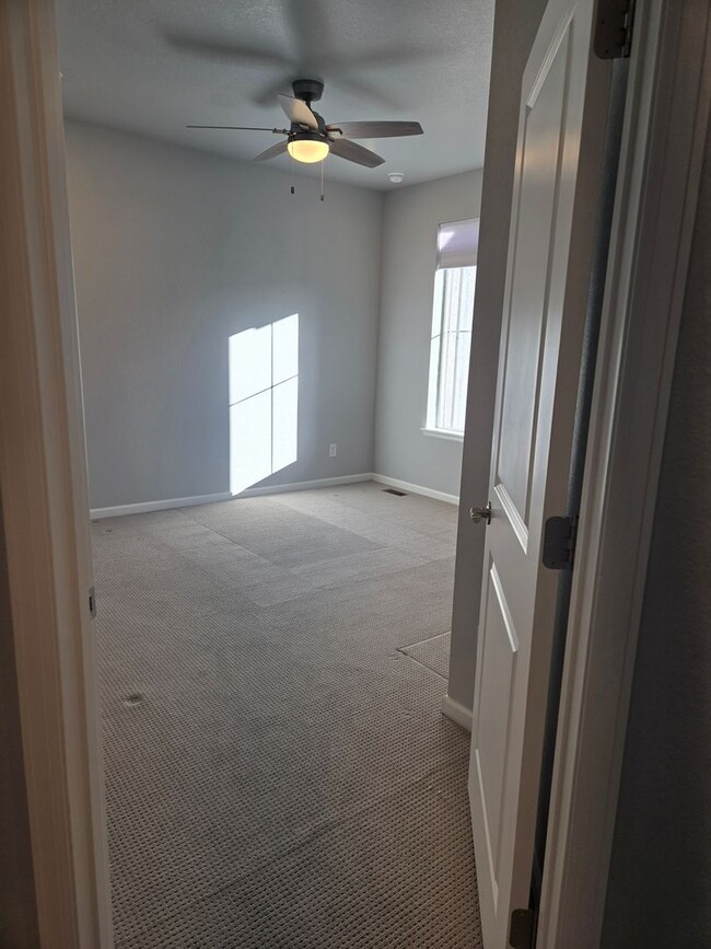 Building Photo - Evolve Real Estate: Spacious 3 Bed 2.5 bath Townhouse with Attached 2 Car Garage AVAILABLE NOW!