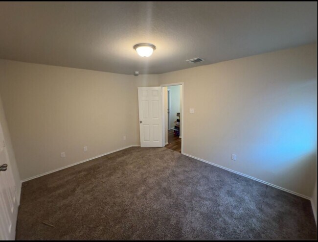 Building Photo - AVAILABLE NOW !