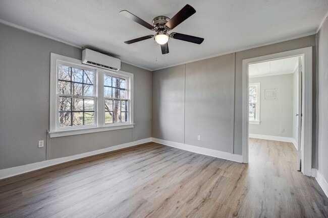 Building Photo - Freshly Updated House