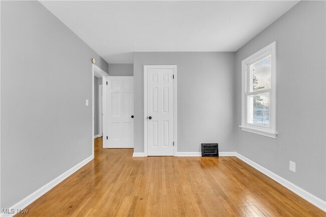 Building Photo - 650 E 250th St