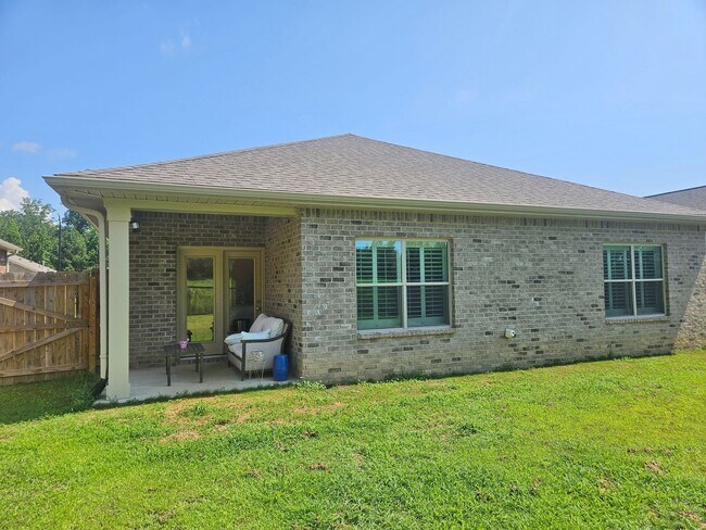 Building Photo - 3 Bedroom, 2 Bath home.