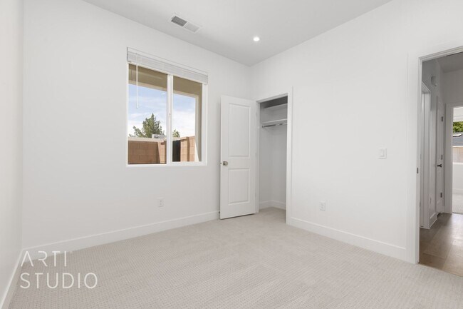 Building Photo - Brand New 3 Bed / 2 Bath Duplex – Modern L...