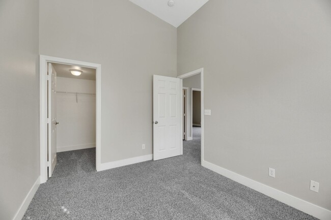 Building Photo - 2 bedroom plus a loft and 2 car garage in ...