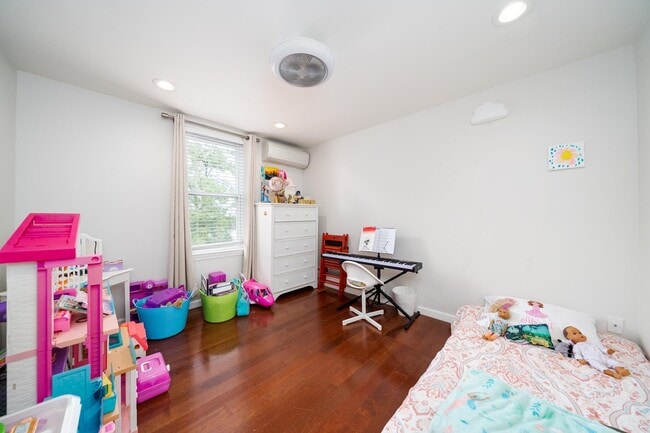 Building Photo - 67A Columbia Ave