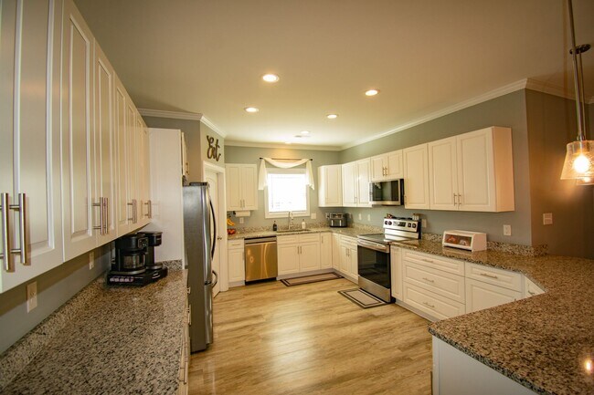Building Photo - Coming Soon! 3 Bedroom 2.5 Bath - 25 Minutes from Camp Lejeune